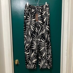 NEW Panama Jack Black and White Leaf Print Cropped Pants